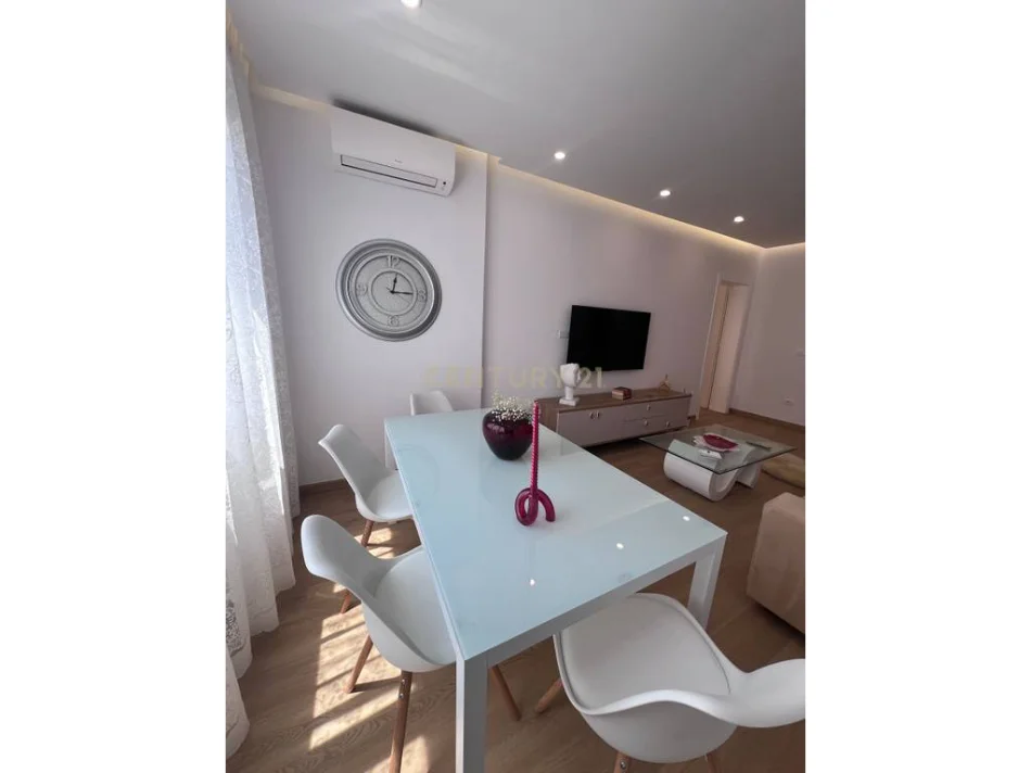 Tirane, jepet me qera apartament 2+1+Ballkon Kati 3, 90 m² (Blloku)