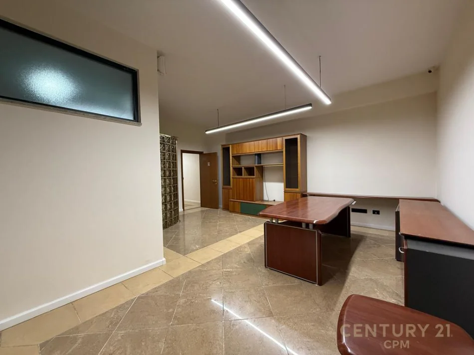 Tirane, jepet me qera zyre Kati 2, 200 m² 4.500 € (Kryeministria)