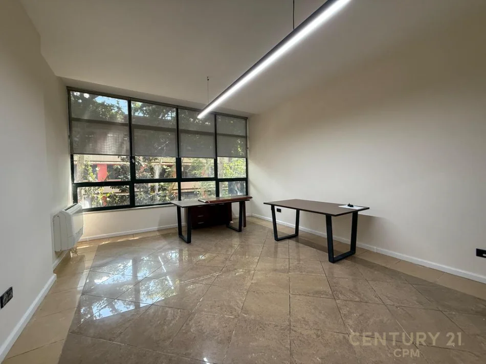 Tirane, jepet me qera zyre Kati 2, 200 m² 4.500 € (Kryeministria)
