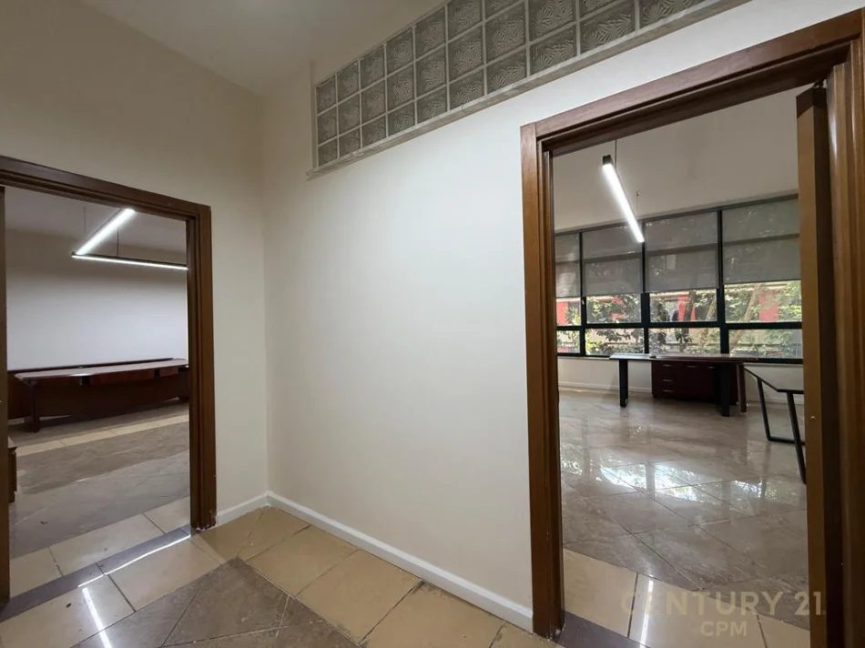 Tirane, jepet me qera zyre Kati 2, 200 m² 4.500 € (Kryeministria)
