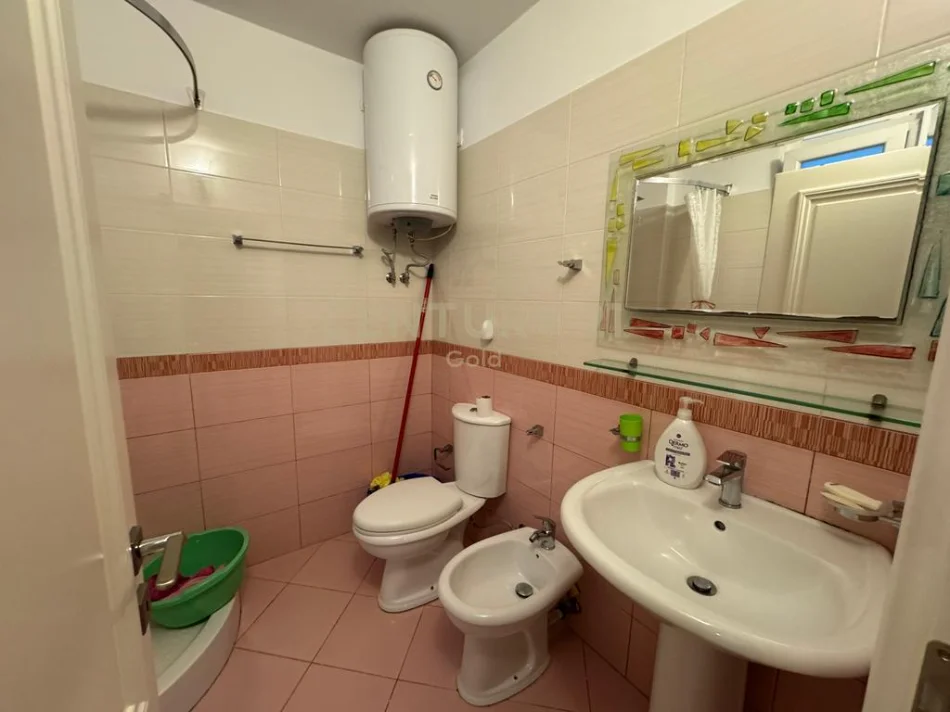 Tirane, jepet me qera apartament 2+1+Ballkon Kati 4, 93 m² 550 € 