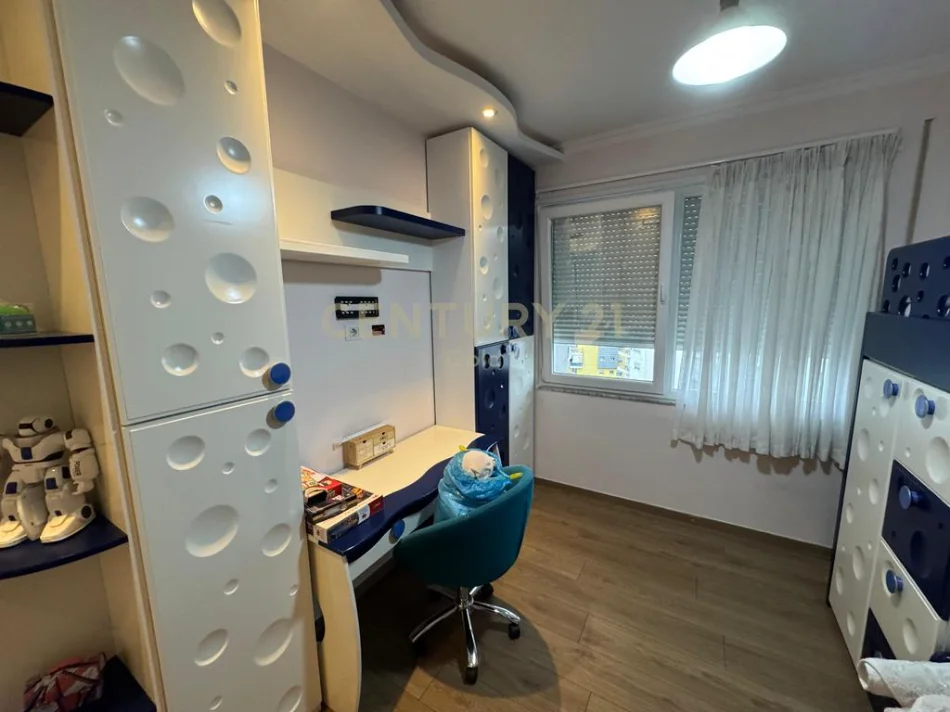 Tirane, jepet me qera apartament 2+1+Ballkon Kati 4, 93 m² 550 € 