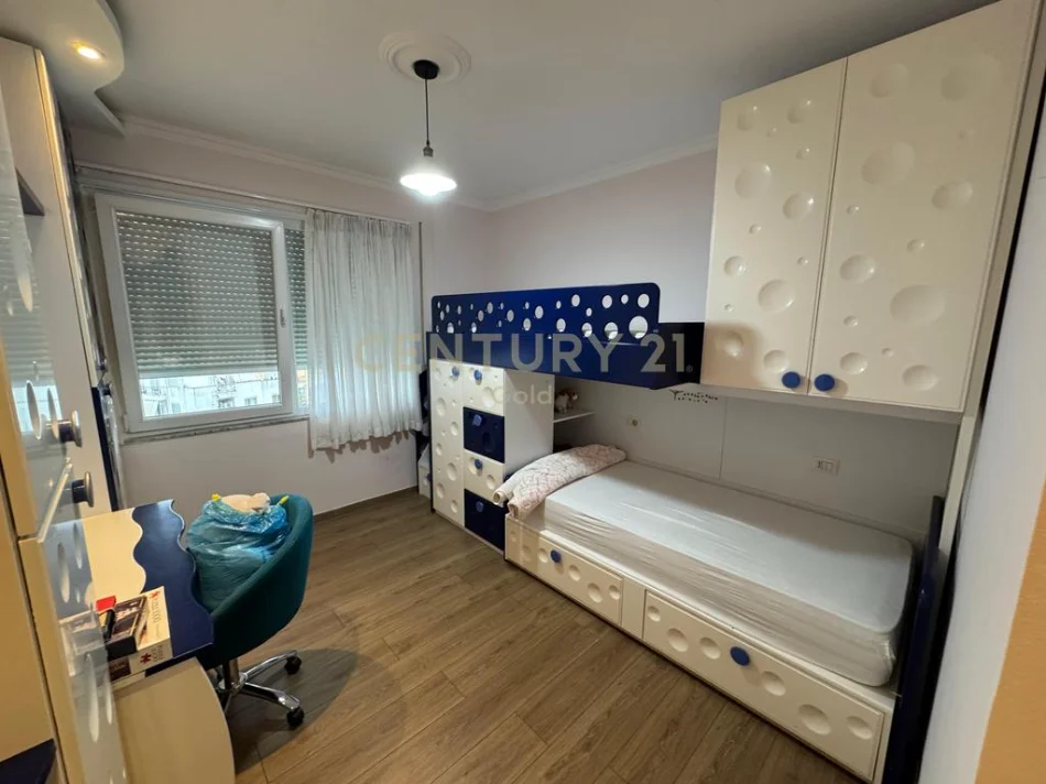 Tirane, jepet me qera apartament 2+1+Ballkon Kati 4, 93 m² 550 € 