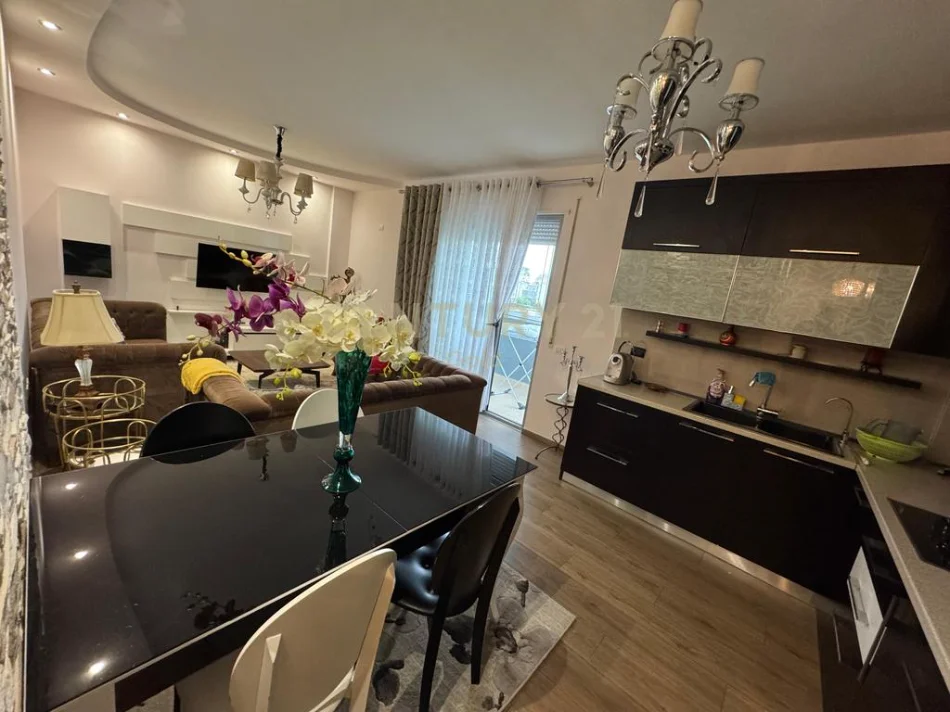 Tirane, jepet me qera apartament 2+1+Ballkon Kati 4, 93 m² 550 € 