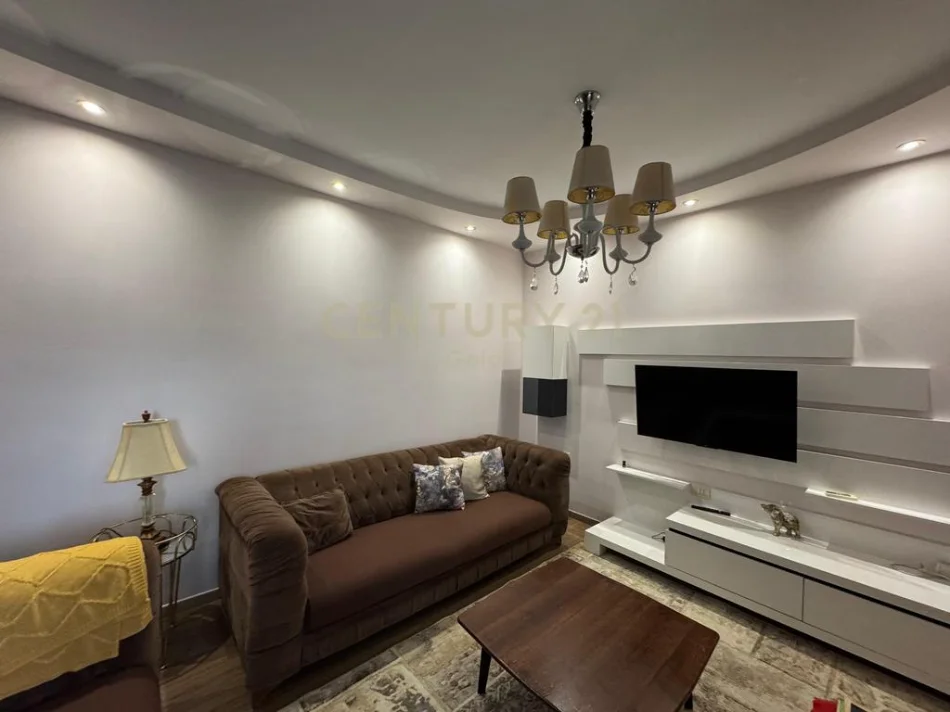 Tirane, jepet me qera apartament 2+1+Ballkon Kati 4, 93 m² 550 € 