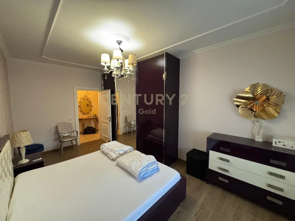 Tirane, jepet me qera apartament 2+1+Ballkon Kati 4, 93 m² 550 € 