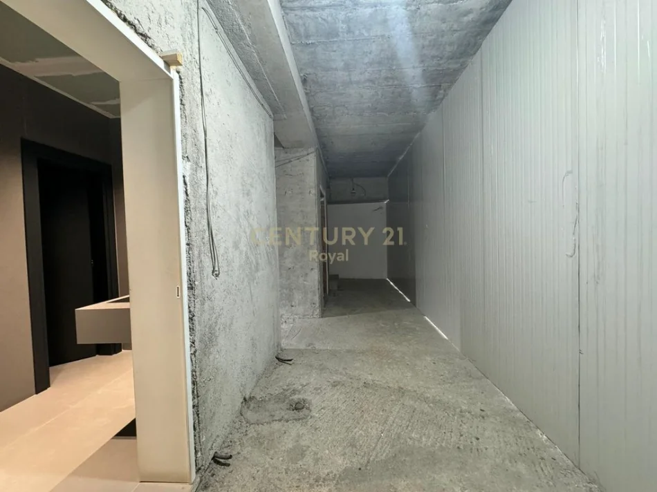 Tirane, jepet me qera zyre Kati 1, 256 m² 1.950 € (Kashar)