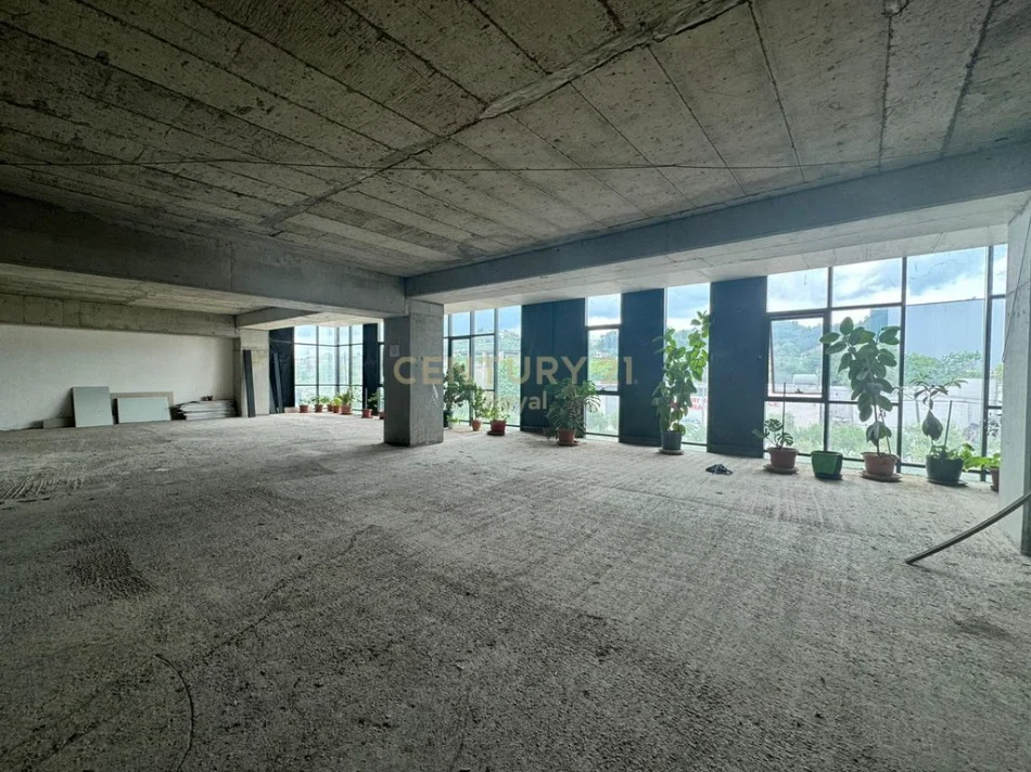 Tirane, jepet me qera zyre Kati 1, 256 m² 1.950 € (Kashar)