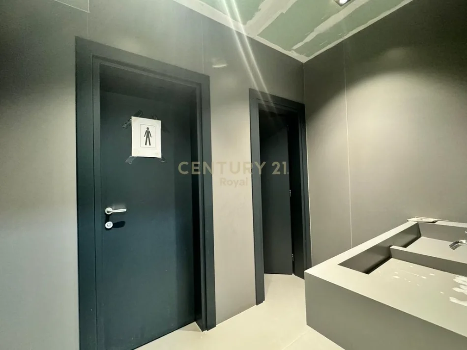 Tirane, jepet me qera zyre Kati 1, 256 m² 1.950 € (Kashar)