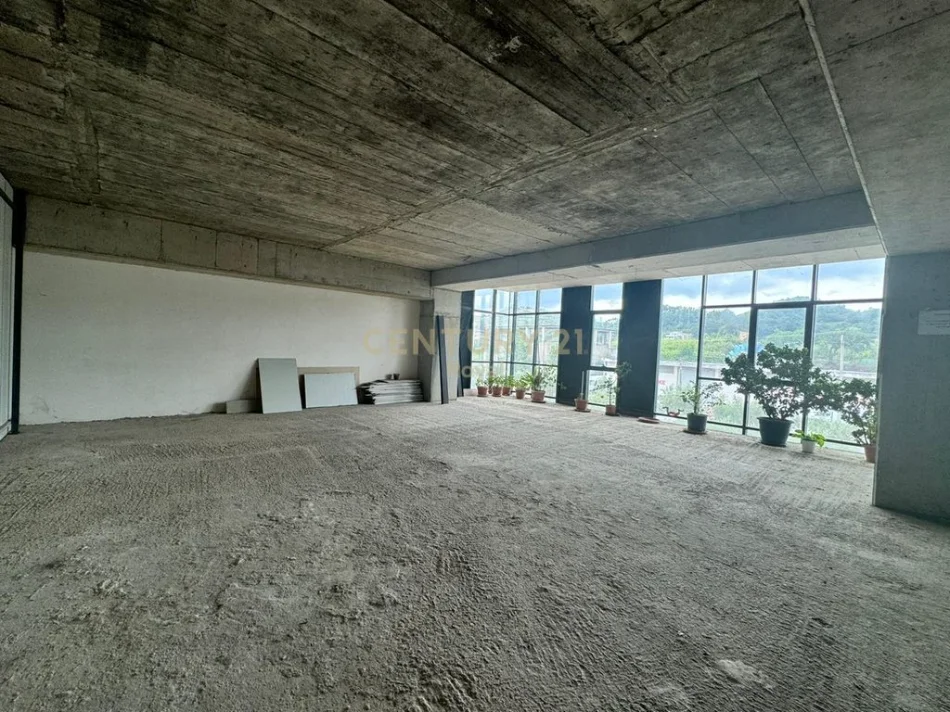 Tirane, jepet me qera zyre Kati 1, 256 m² 1.950 € (Kashar)
