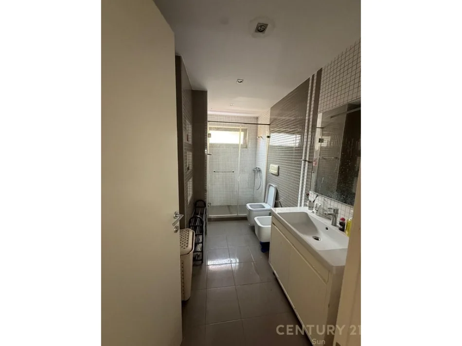 Tirane, shes apartament 1+1 Kati 2, 74 m² 180.000 € (Komuna e Parisit)