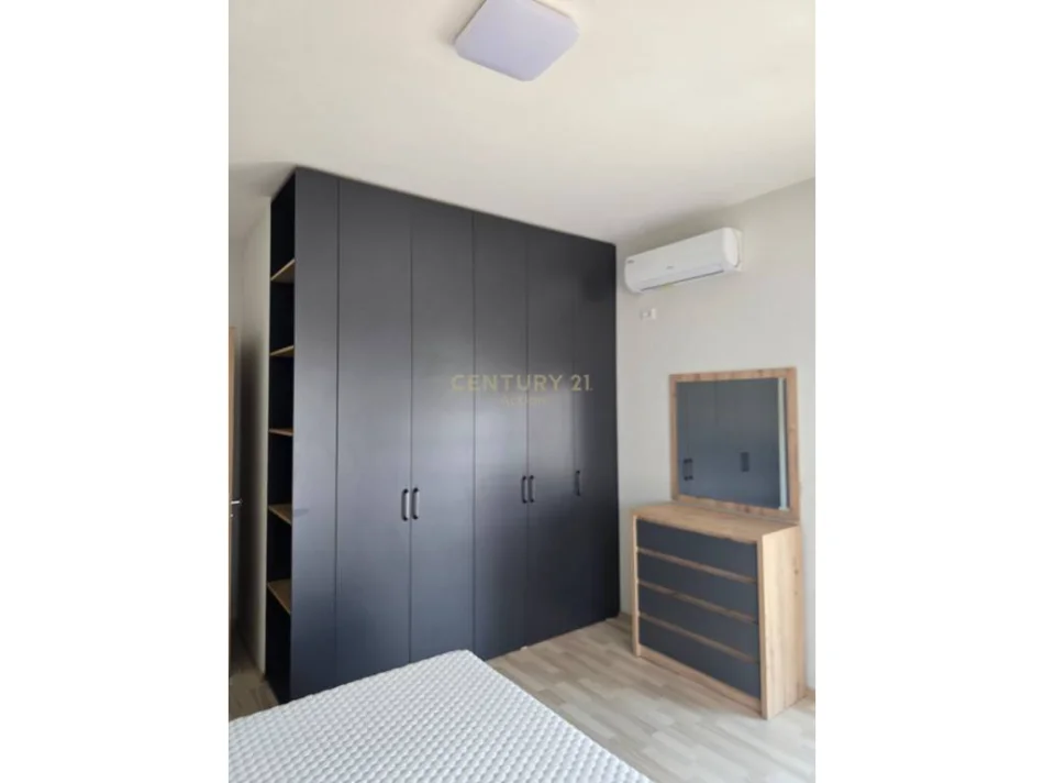 Tirane, jepet me qera apartament 2+1 Kati 4, 109 m² 700 € (Bulevardi i ri)