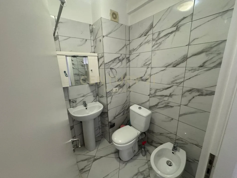 Tirane, jepet me qera apartament 1+1+Ballkon Kati 2, 57 m² 450 € (Don Bosko)