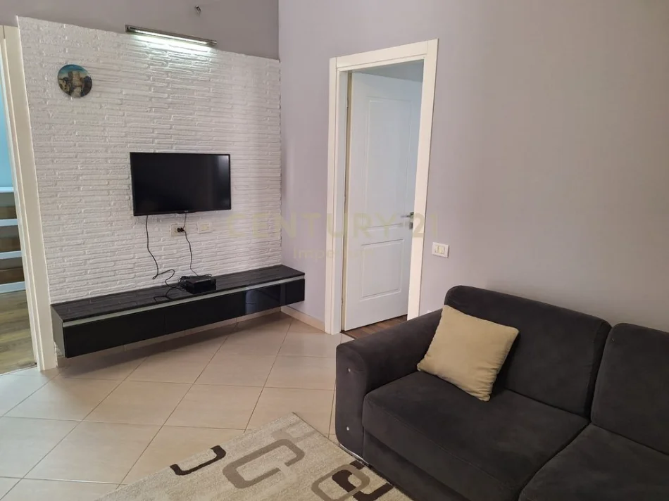 Tirane, jepet me qera apartament 2+1 Kati 1, 85 m² 450 € (Shkoze)