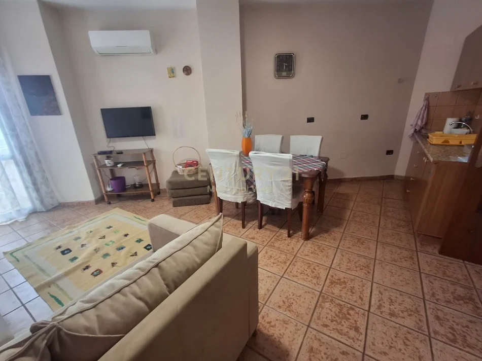 Tirane, jepet me qera apartament 1+1 Kati 3, 65 m² 450 € 