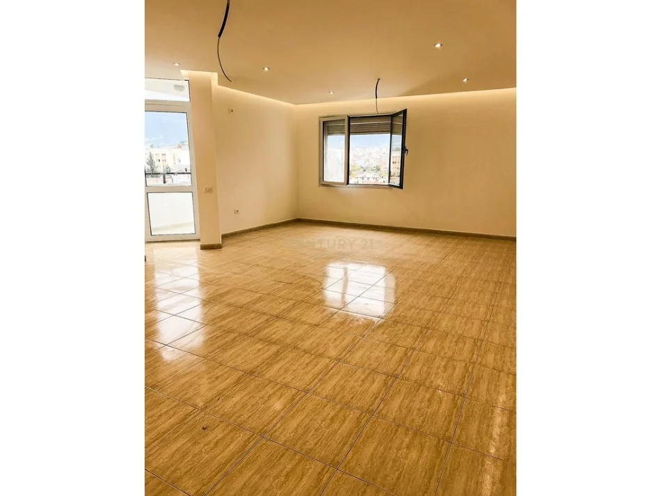 Tirane, jepet me qera zyre Kati 6, 200 m² 2.000 € (Ambasada Amerikane)