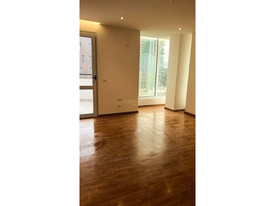 Tirane, jepet me qera zyre Kati 6, 200 m² 2.000 € (Ambasada Amerikane)