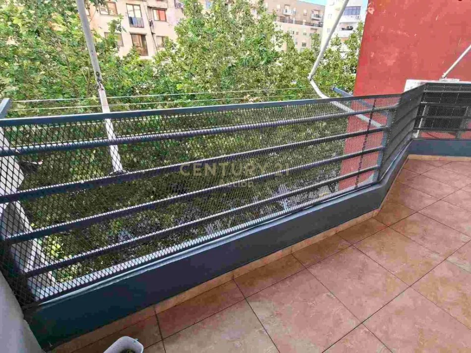Tirane, jepet me qera apartament 2+1+Aneks+Ballkon Kati 3, 119 m² 800 € (Don Bosco)