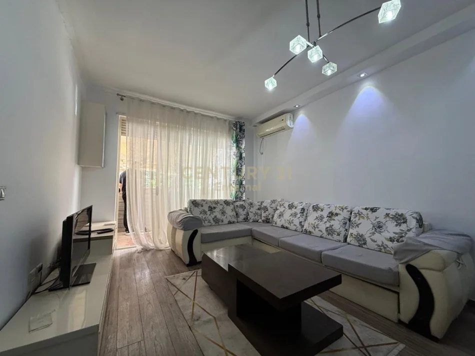 Tirane, shitet apartament 2+1 Kati 1, 83 m² 115.000 € (Kombinat)