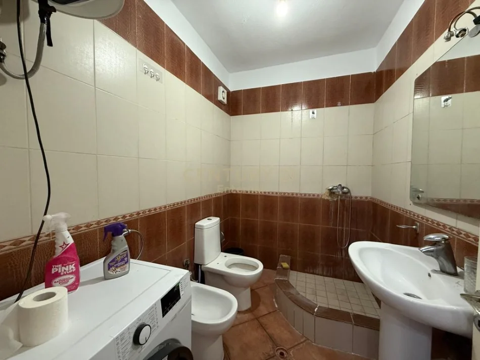 Tirane, shitet apartament 2+1 Kati 1, 83 m² 115.000 € (Kombinat)
