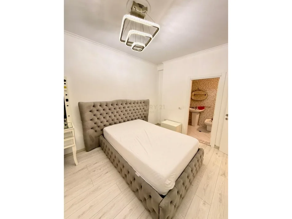 Tirane, shitet apartament 2+1+Ballkon Kati 3, 120 m² 275.000 € (komuna e parisit)