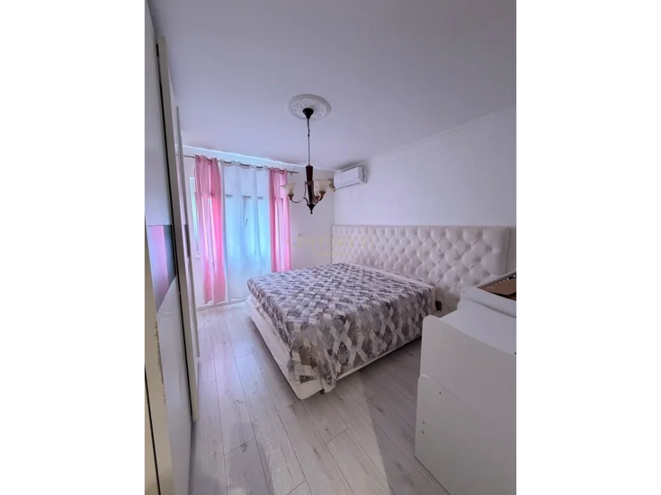 Tirane, shitet apartament 2+1+Ballkon Kati 3, 120 m² 275.000 € (komuna e parisit)