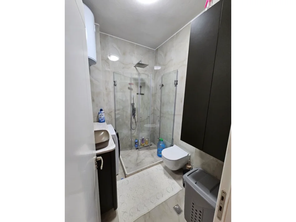 Tirane, shitet apartament 2+1+Ballkon Kati 8, 105 m² 190.000 € (astir)