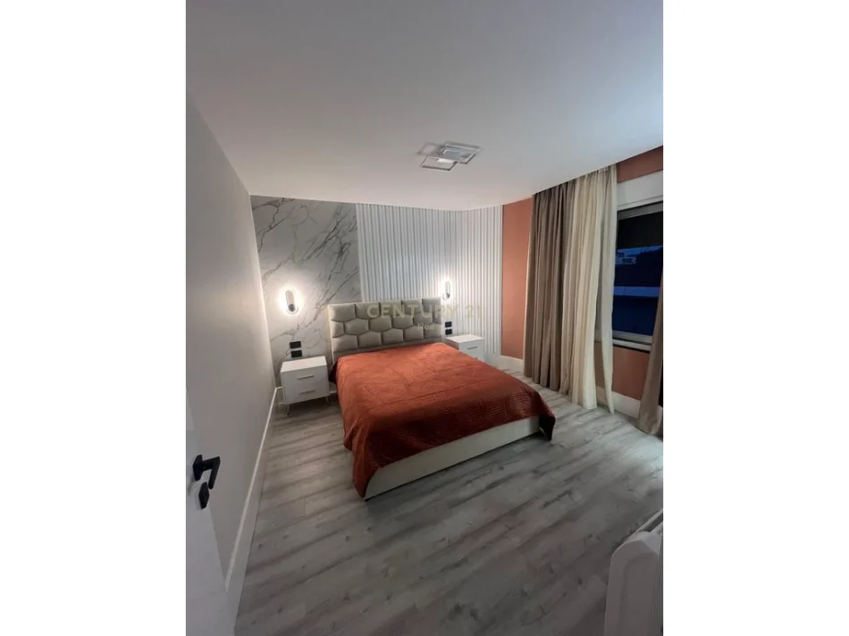 Tirane, jepet me qera apartament 2+1 , 123 m² 2.300 € (ish Blloku)