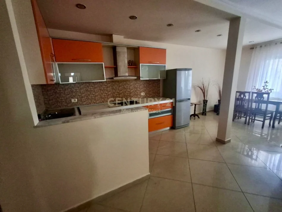 Tirane, shitet apartament 3+1 Kati 3, 111 m² 277.500 € (pranë Gjimnazit "Petro Nini", Rr. Margarita Tutulani)