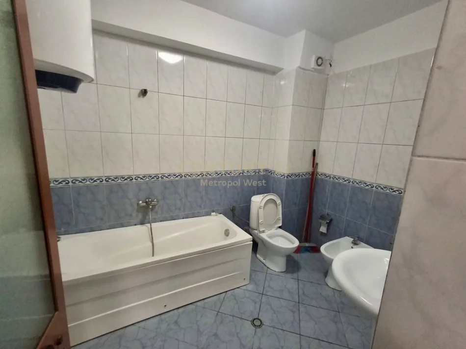 Tirane, shitet apartament 3+1 Kati 3, 111 m² 277.500 € (pranë Gjimnazit "Petro Nini", Rr. Margarita Tutulani)