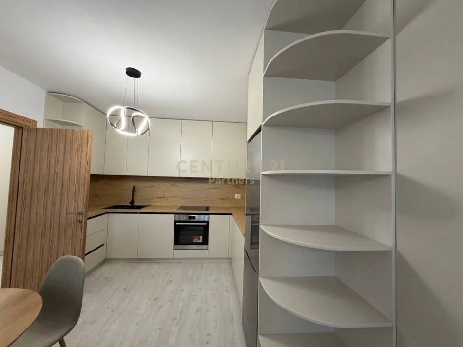 Tirane, jepet me qera apartament 2+1 Kati 1, 120 m² 450 € 