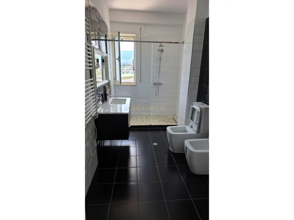 Tirane, shitet apartament 2+1+Ballkon Kati 4, 96 m² 262.000 € (kopshti botanik)