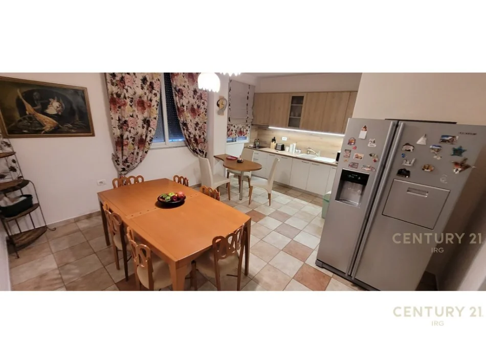 Tirane, jepet me qera apartament 2+1+Aneks+Ballkon Kati 1, 700 m² 700 € (tek Stadiumi Dinamo)
