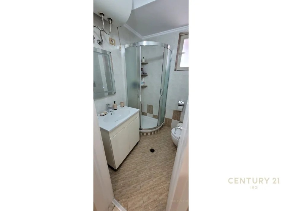 Tirane, jepet me qera apartament 2+1+Aneks+Ballkon Kati 1, 700 m² 700 € (tek Stadiumi Dinamo)