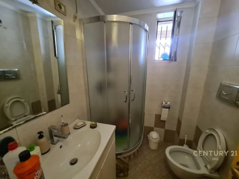Tirane, jepet me qera apartament 2+1+Aneks+Ballkon Kati 1, 700 m² 700 € (tek Stadiumi Dinamo)