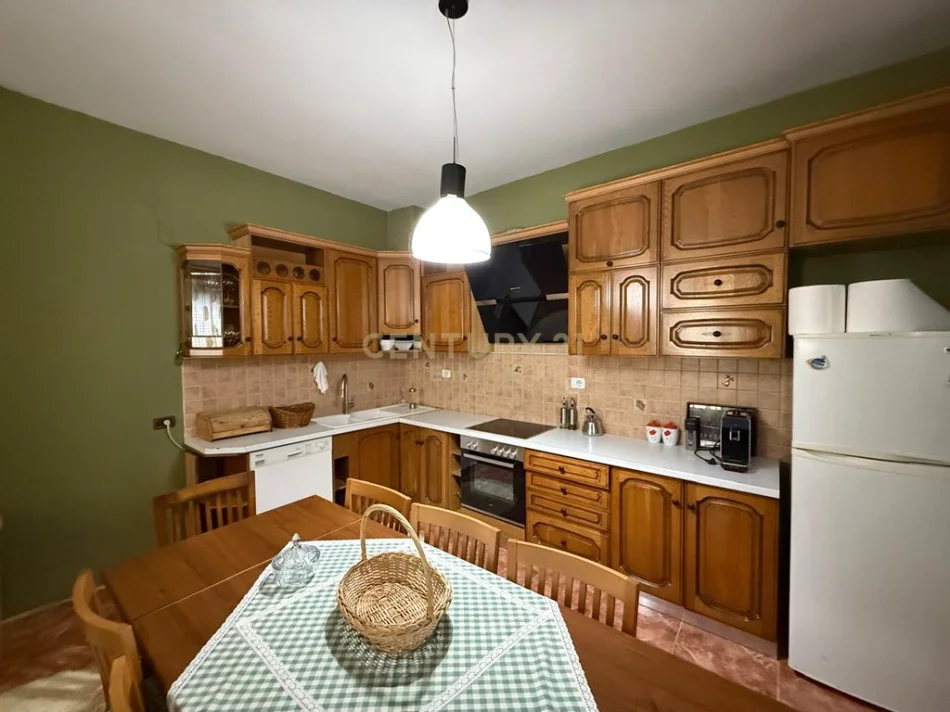 Tirane, jepet me qera Vile 2+1+Ballkon Kati 3, 225 m² 1.100 € (selite)