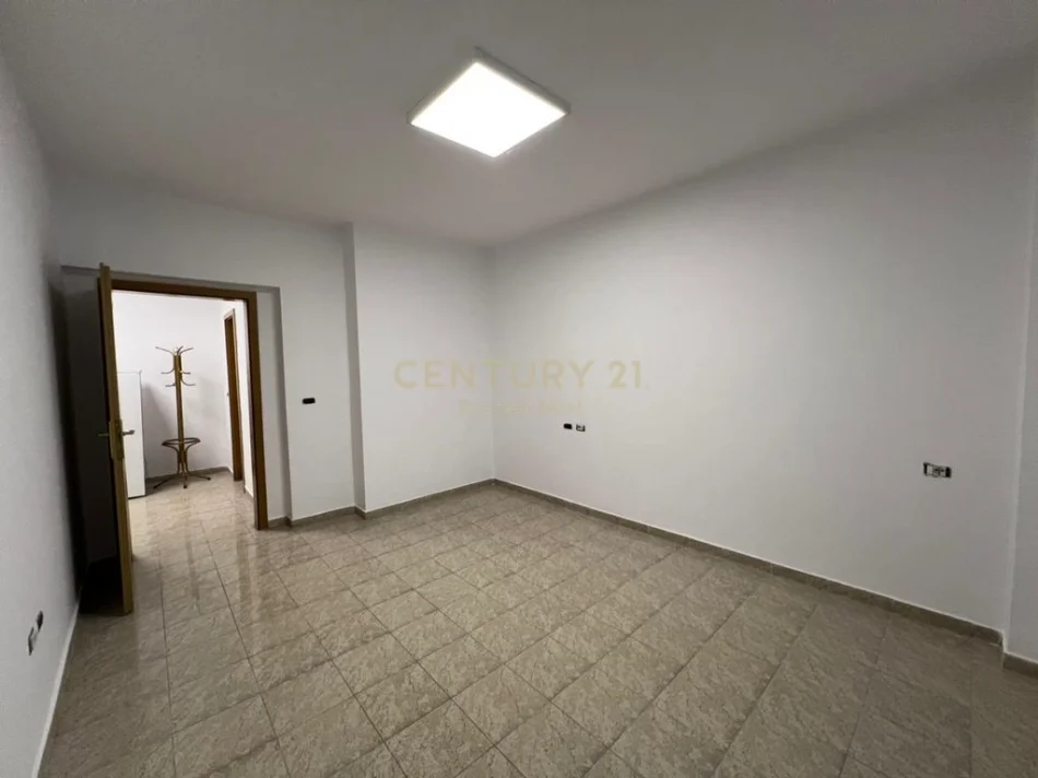 Tirane, jepet me qera Kati 5, 132 m² 1.500 € (Bllok)