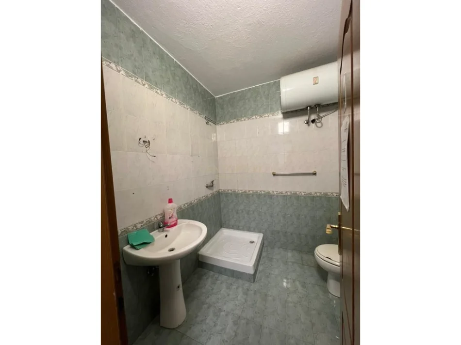 Tirane, jepet me qera Kati 5, 132 m² 1.500 € (Bllok)