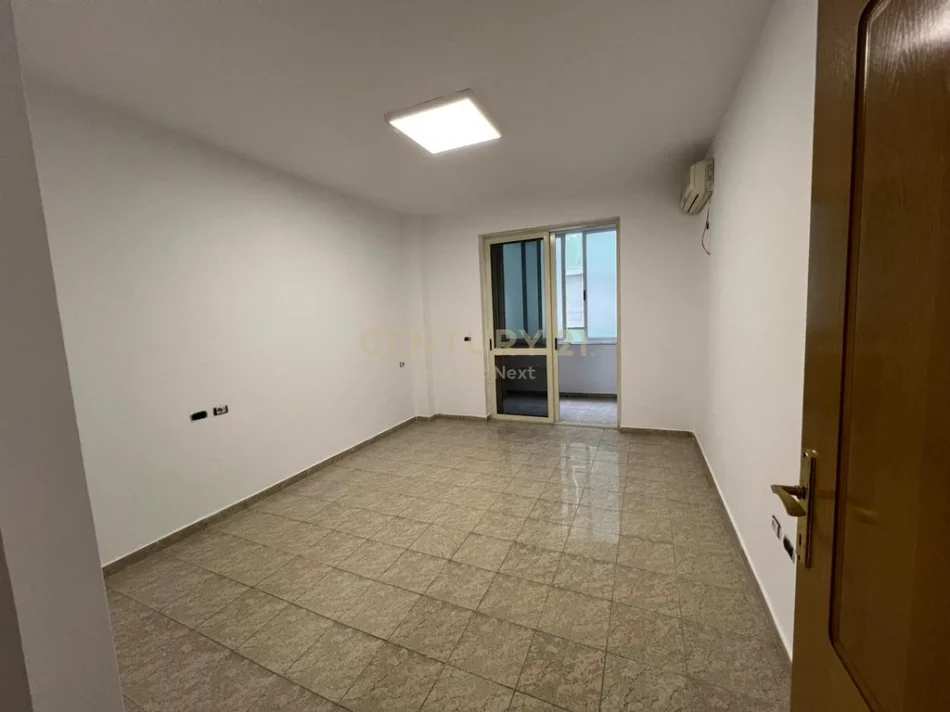 Tirane, jepet me qera Kati 5, 132 m² 1.500 € (Bllok)
