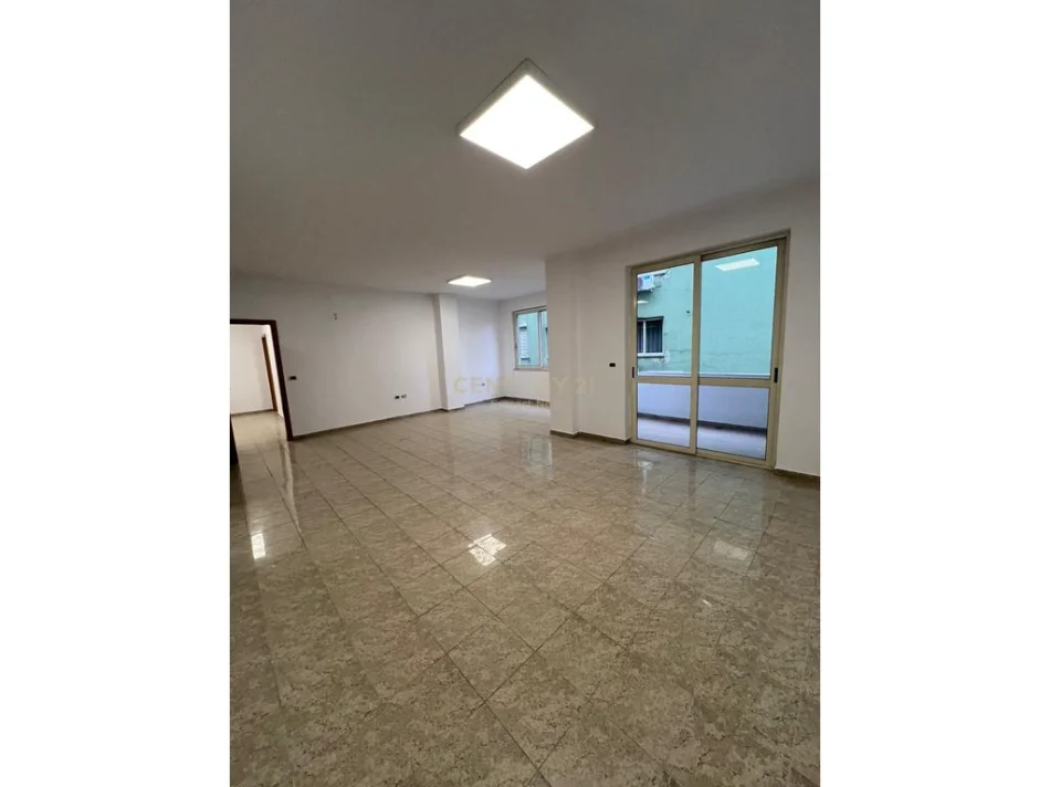 Tirane, jepet me qera Kati 5, 132 m² 1.500 € (Bllok)