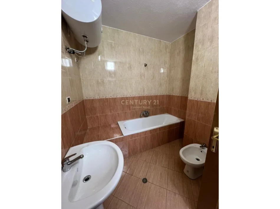Tirane, jepet me qera Kati 5, 132 m² 1.500 € (Bllok)