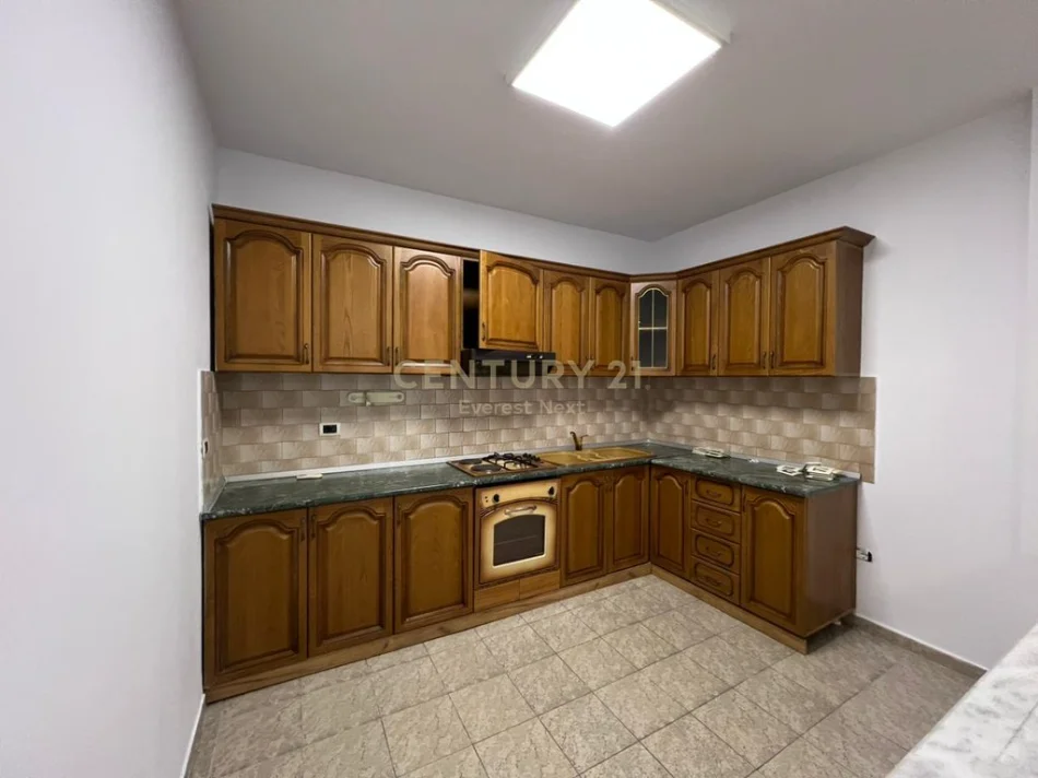 Tirane, jepet me qera Kati 5, 132 m² 1.500 € (Bllok)