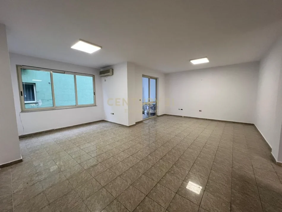 Tirane, jepet me qera Kati 5, 132 m² 1.500 € (Bllok)