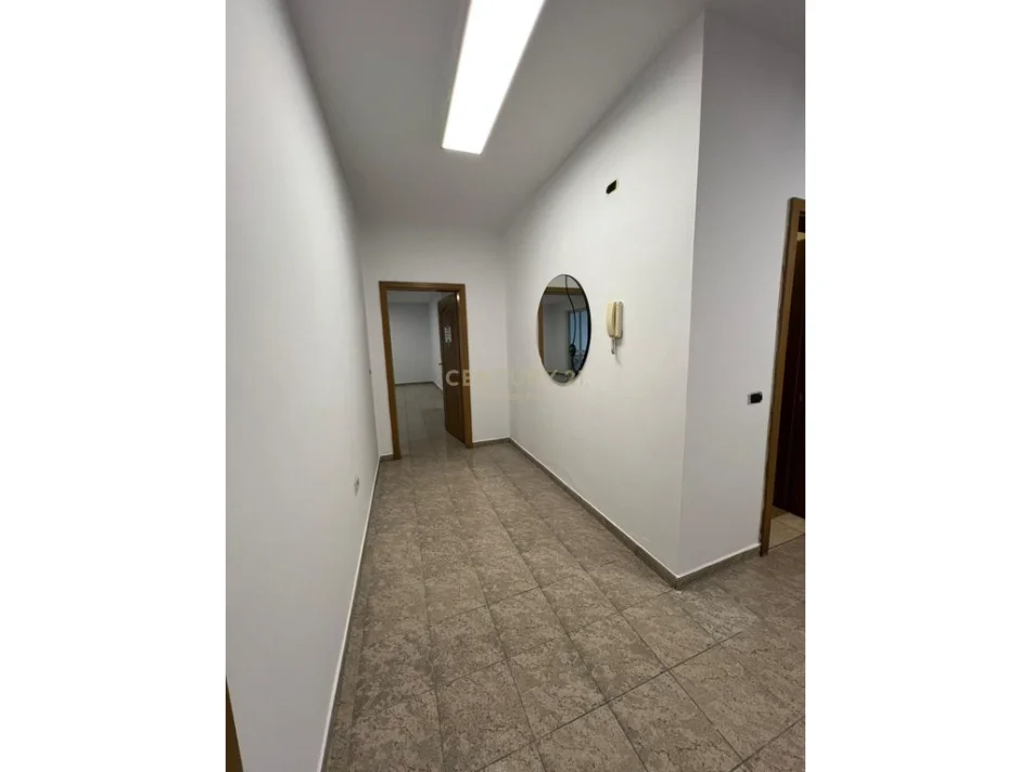 Tirane, jepet me qera Kati 5, 132 m² 1.500 € (Bllok)