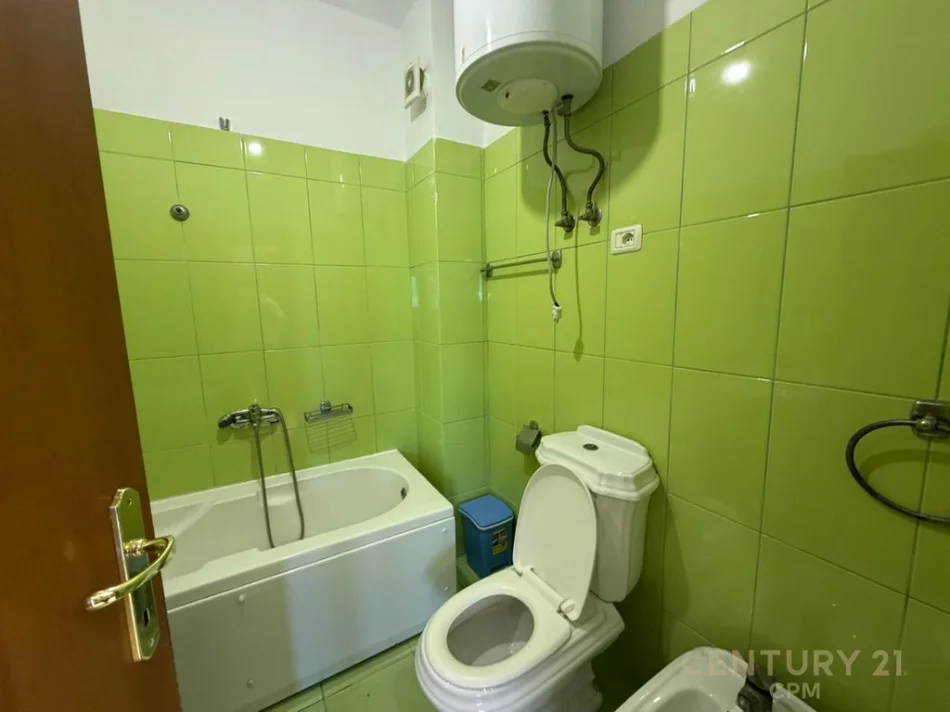 Tirane, shitet apartament 3+1+Ballkon Kati 2, 131 m² 310.000 € (kristal center)