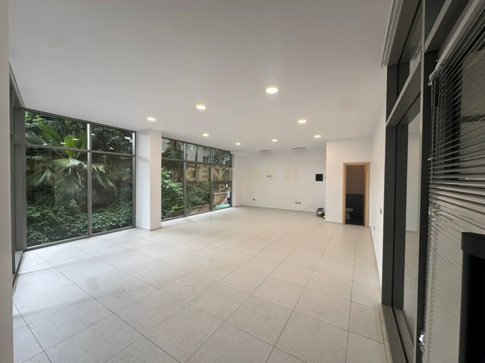 Tirane, jepet me qera dyqan Kati 0, 63 m² 680 € (Kinostudio)