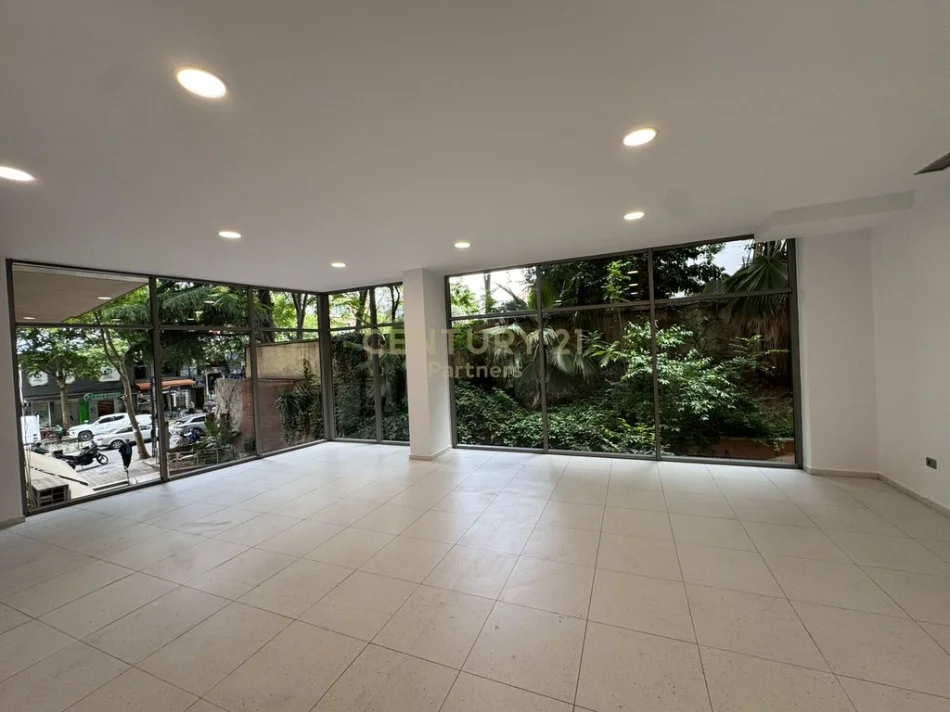 Tirane, jepet me qera dyqan Kati 0, 63 m² 680 € (Kinostudio)