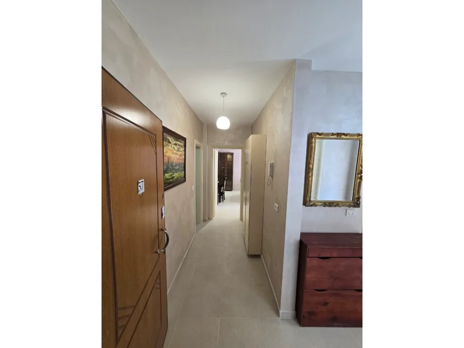 Tirane, jepet me qera apartament 2+1+Ballkon Kati 11, 115 m² 500 € (casa italia malajziani)