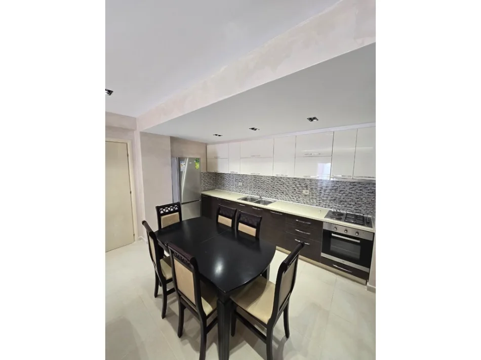 Tirane, jepet me qera apartament 2+1+Ballkon Kati 11, 115 m² 500 € (casa italia malajziani)