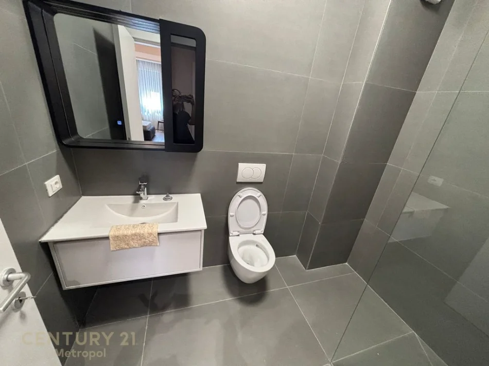Tirane, jepet me qera apartament 2+1+Ballkon Kati 6, 122 m² 1.500 € (liqeni i thate)